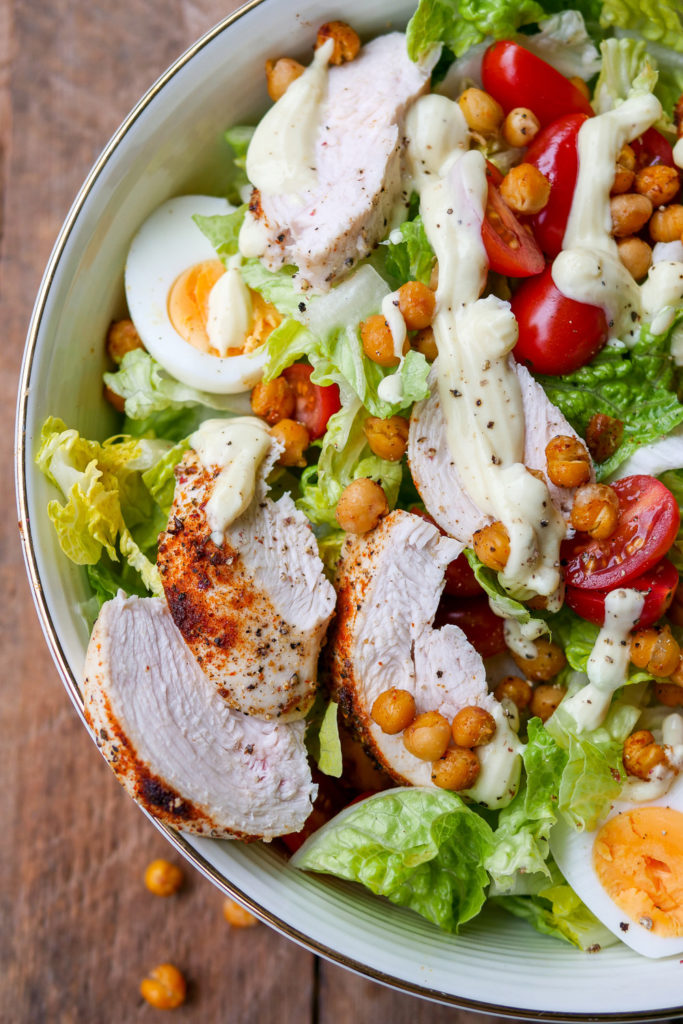  Healthy Caesar salad with roasted chickpeas and spicy chicken TALKING FRIEND # chicken #cooked peas #salat #caesar #salad #healthy #lowcarb 