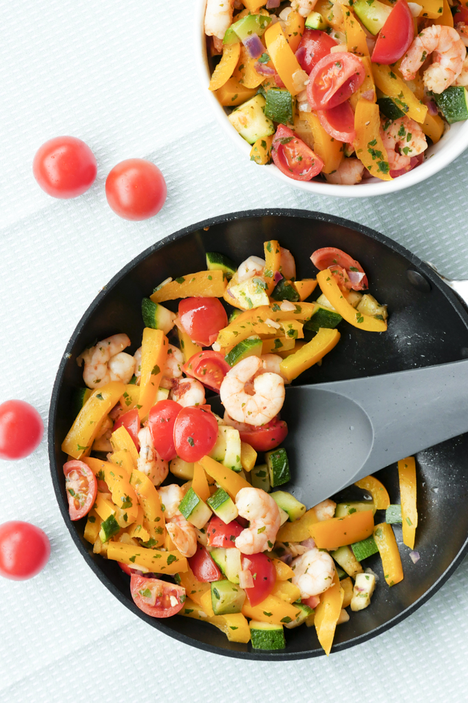 Turbo-fast shrimp pan with peppers, zucchini and tomatoes - palate friend Foodblog # vegetable fritters # shrimp fries # zucchini #fast recipes #delete #healthy cooking #lowcarb 