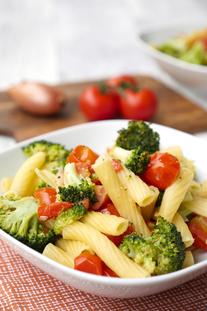 Fast One Pot noodles for children with broccoli and tomatoes 