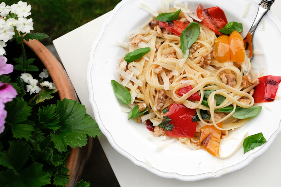  Recipe for quick pasta with walnuts and grilled peppers 