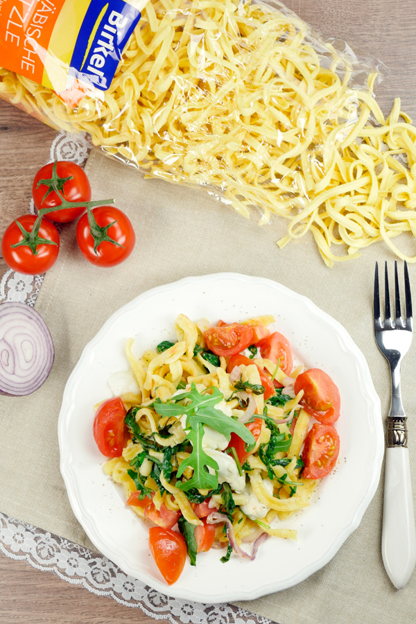 Recipe for Mediterranean spaetzle with rocket, mozzarella and tomato