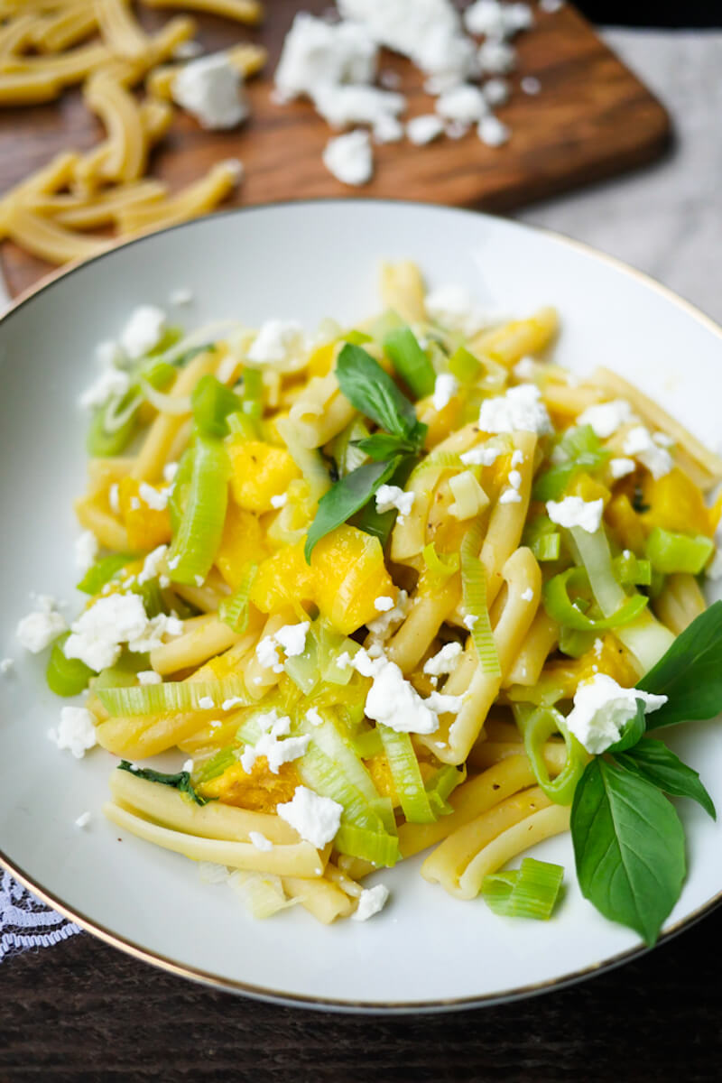 Fast Mango -Lauch-Pasta with feta and basil 